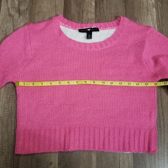 DerekĀ heartājuniorāpink AndāWhite Sweater, Medium - Picture 5 of 6